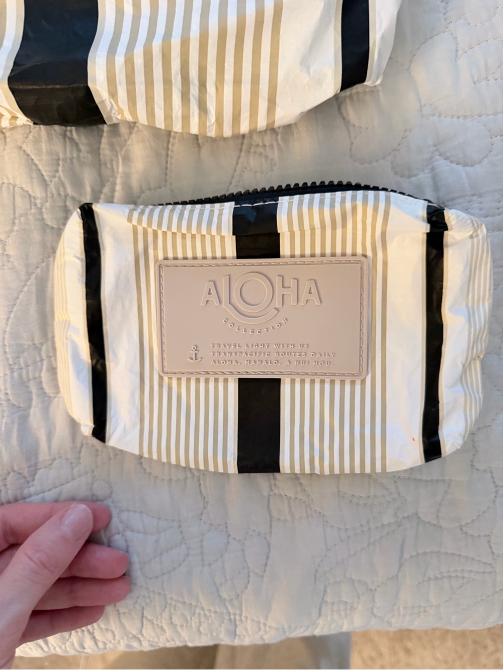 ALOHA Collection Black Travel Tote and Pouches (5 pieces) - Picture 4 of 9